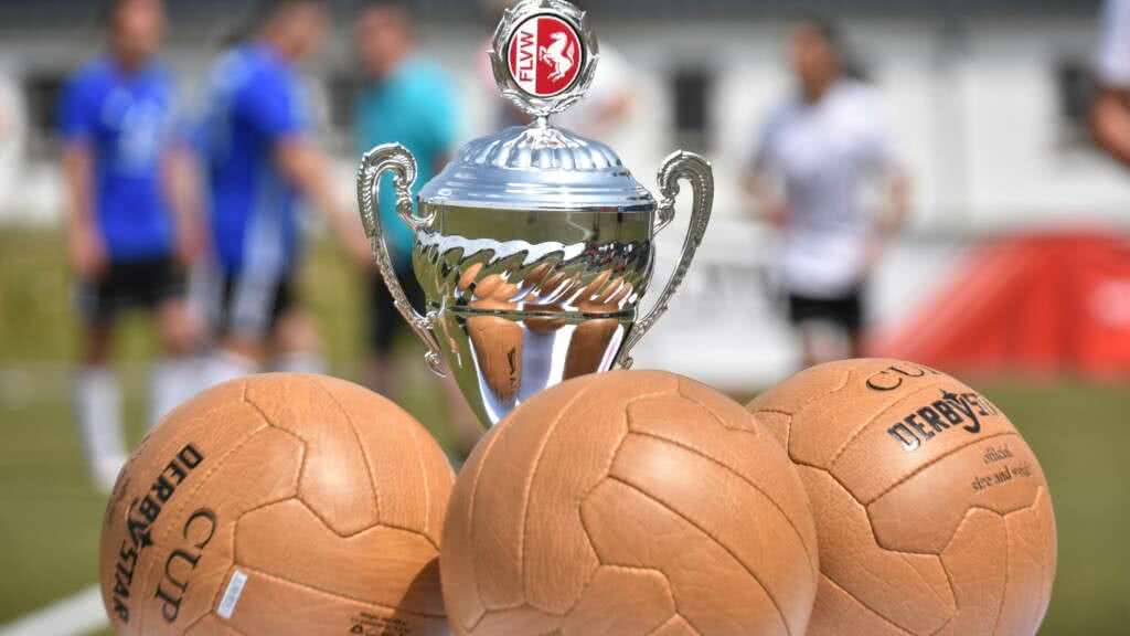 Krombacher Ü-Cup Feature Pokal Bälle
