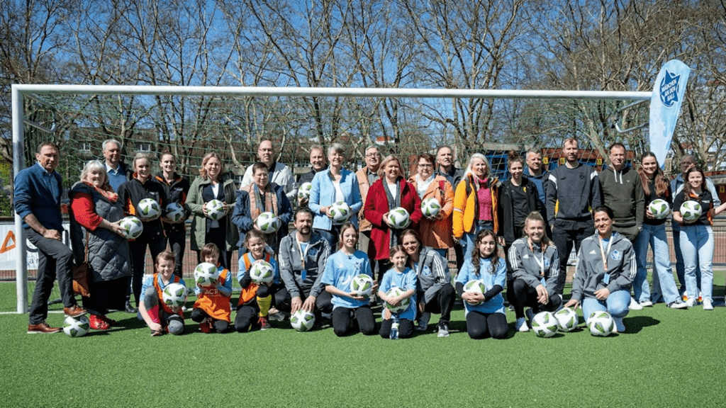 Mädchen an den Ball Standorteröffnung Dortmund