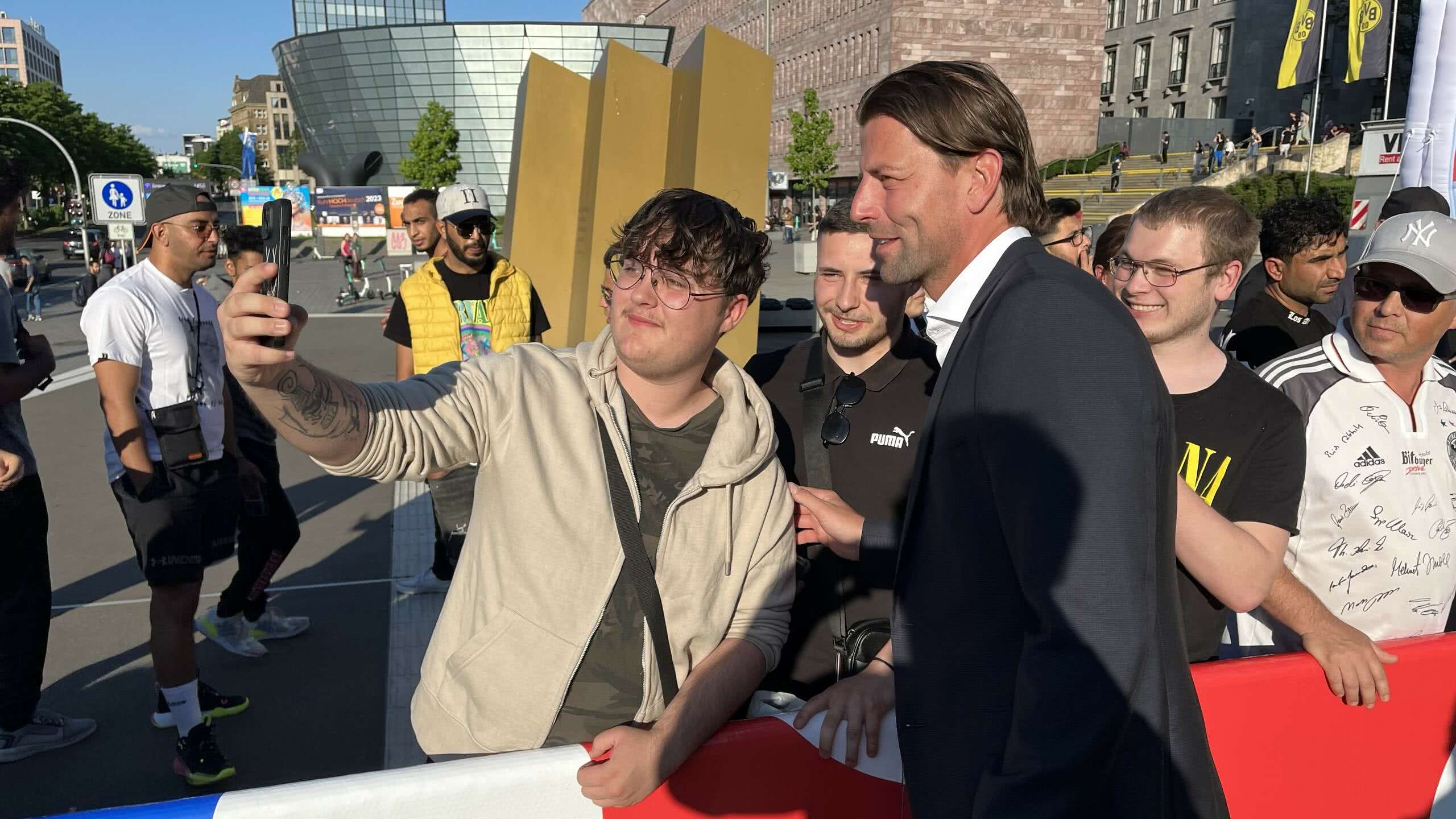 Dortmunds EURO Botschafter Roman Weidenfeller schrieb fleißig Autogramme