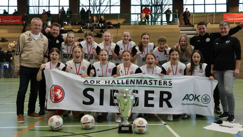 AOK-Hallenmasters der B-Juniorinnen: Jubelnde Gütersloherinnen nach ihrer Titelverteidigung