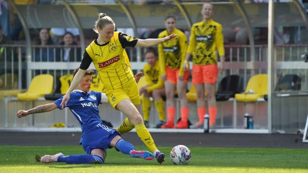 Derby Frauen BVB Schalke (3) Zweikampf