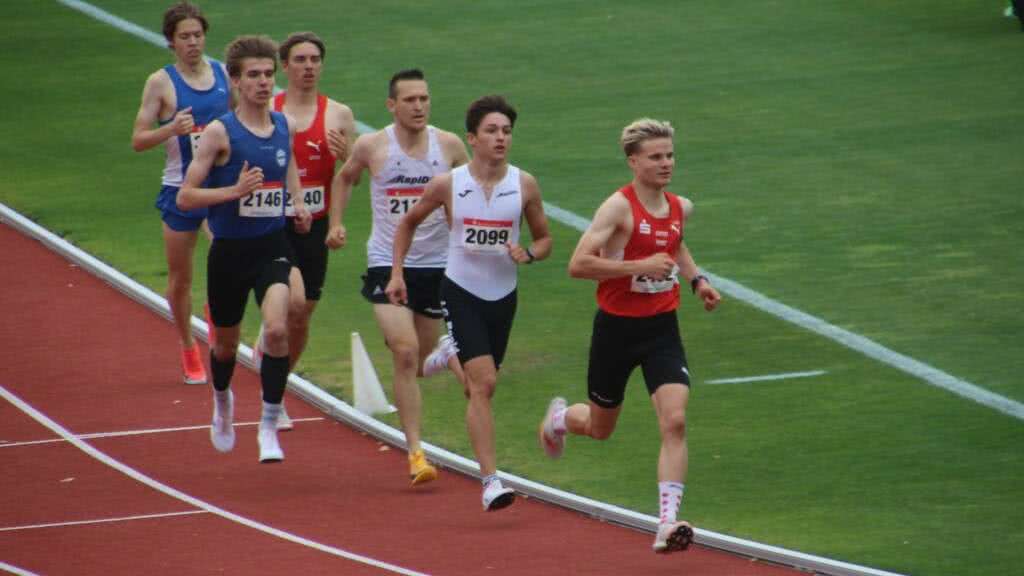 Lars Franken (vorne) siegt bei der Wiedereröffnung im 3.000 Meter-Lauf