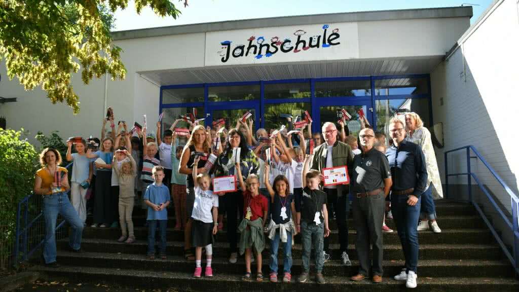 Etui-Übergabe an Jahnschule