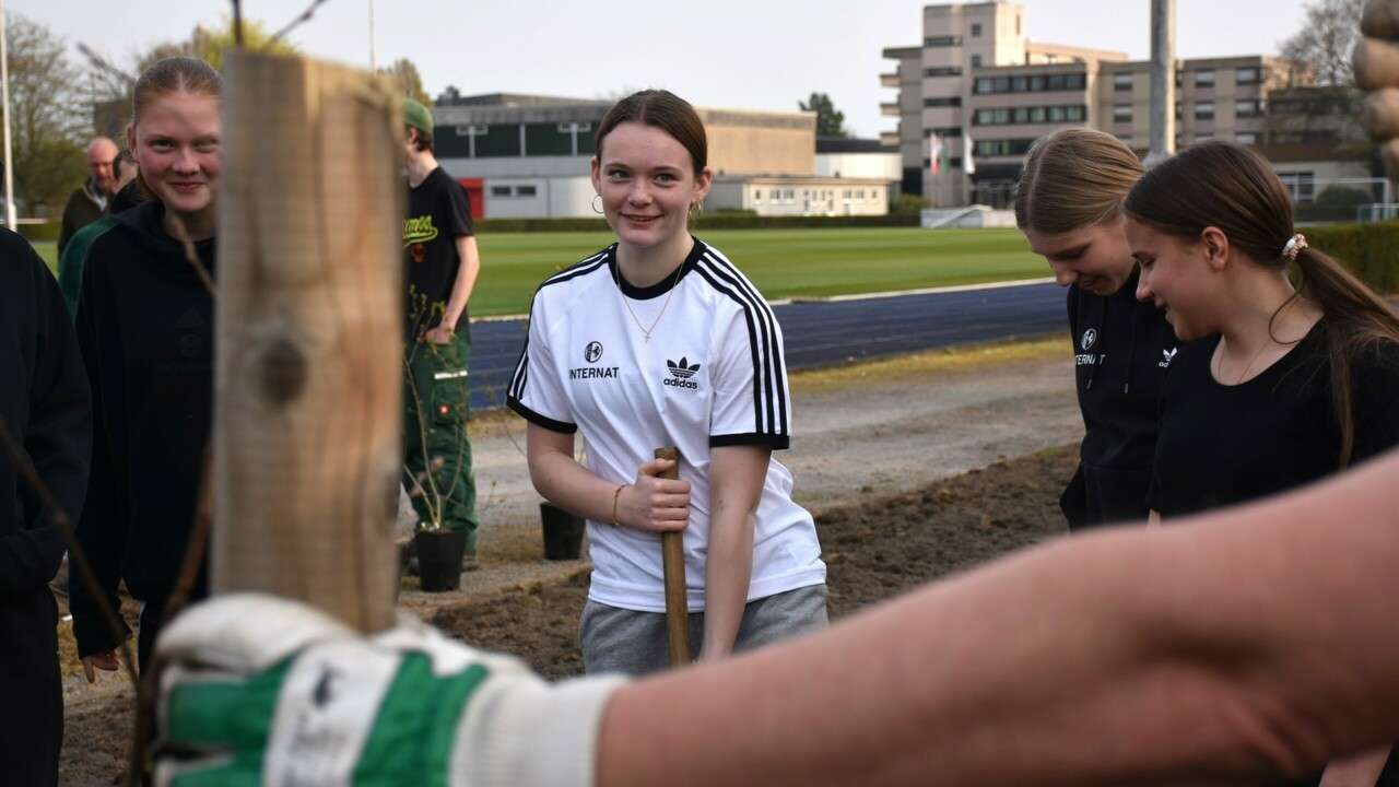 Mädcheninternat-Spielerinnen pflanzen Klimabäume