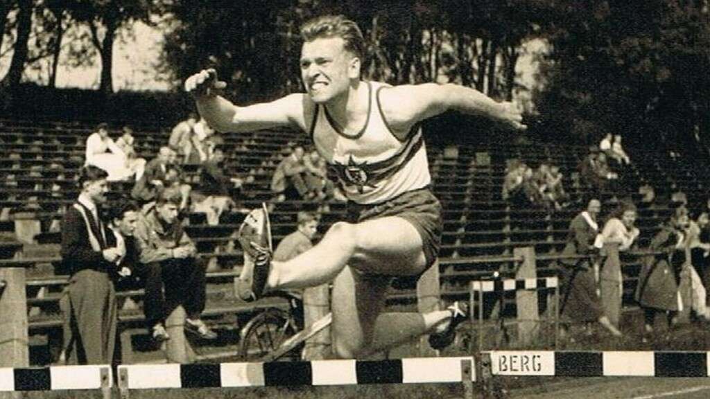 Heinrich Casper 1957 bei seinem Erfolg über 400m-Hürden